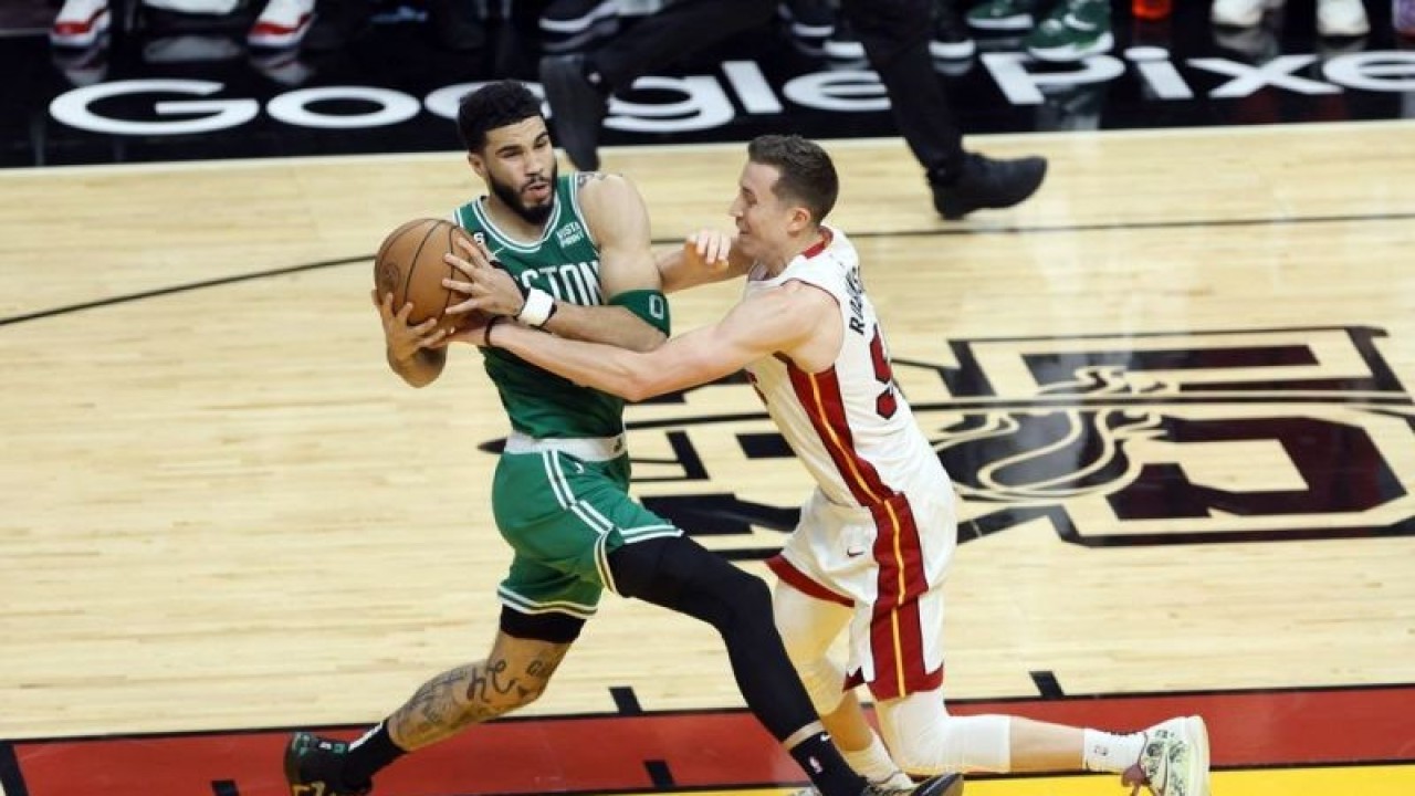 Pebasket Boston Celtics forward Jayson Tatum (0) berupaya melewati hadangan pebasket Miami Heat Duncan Robinson (55) pada gim keenam wilayah Timur babak playoff NBA 2023 di Kaseya Center, Miami, Florida, AS (27/5/2023). Boston Celtics mengalahkan Miami Heat 104-103. ANTARA FOTO/Sam Navarro-USA TODAY Sports via Reuters/tom.