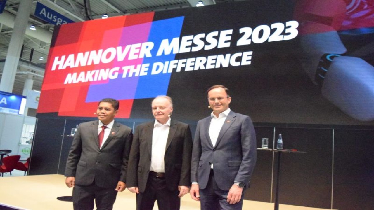Direktur Jenderal Ketahanan, Perwilayahan, dan Akses Industri Internasional Kementerian Perindustrian Eko SA Cahyanto, Presiden Verband der Elektro- und Digitalindustrie Gunther Kegel, dan Chief Executive Officer (CEO) Deutsche Messe AG Dr. Jochen Köckler saat penyelenggaraan Closing Press Conference Hannover Messe 2023 di Industrial Transformation Conference Stage, Hall 3 Hannover Messe Fairgrounds. ANTARA/ HO- Kementerian Perindustrian.