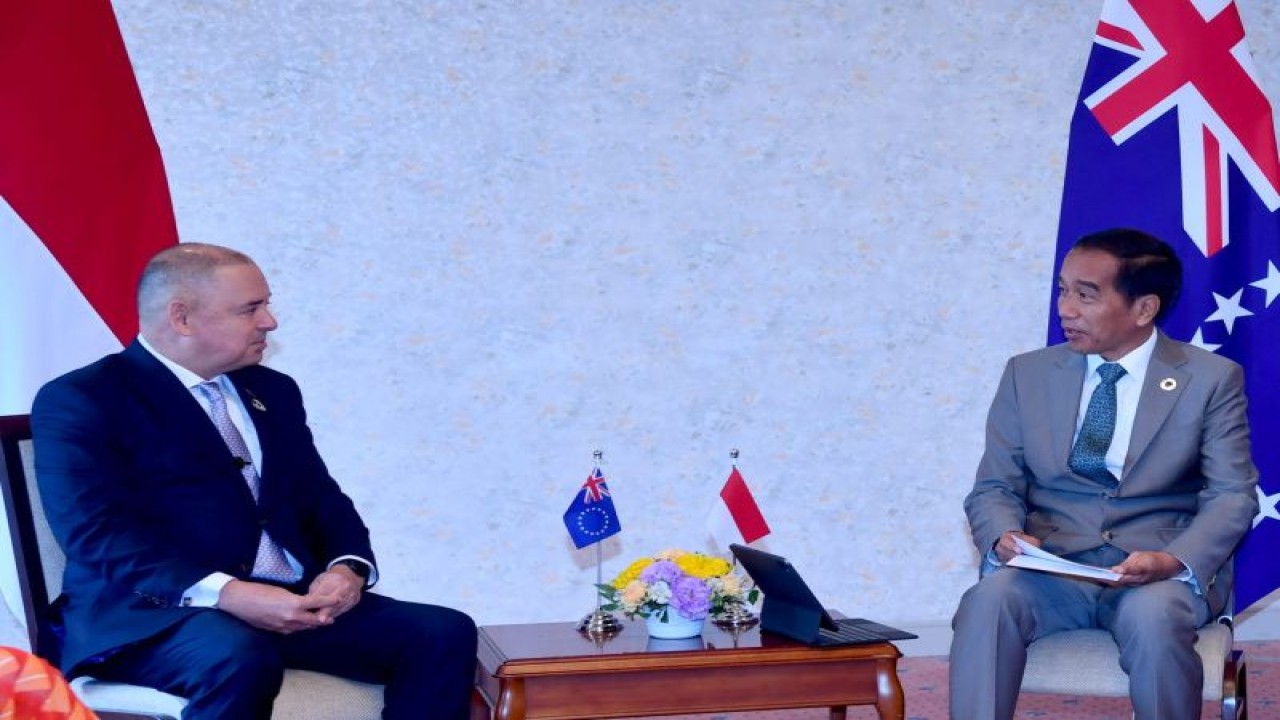 Presiden RI Joko Widodo (kanan) bersama Perdana Menteri Kepulauan Cook Mark Brown saat melakukan pertemuan bilateral di Hotel Rihga Royal, Hiroshima, Jepang, Sabtu (20/5/2023), di sela rangkaian Konferensi Tingkat Tinggi (KTT) G7. (ANTARA/HO-Biro Pers Sekretariat Presiden RI)