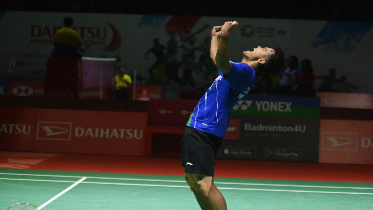 Arsip - Pebulu tangkis tunggal putra Indonesia Christian Adinata mengekspresikan kegembiraannya usai memenangi pertandingan babak kualifikasi turnamen Daihatsu Indonesia Masters 2023 melawan pebulu tangkis tunggal putra Belanda Mark Caljouw di Istora Gelora Bung Karno, Jakarta, Selasa (24/1/2023). ANTARA FOTO/Indrianto Eko Suwarso/aww