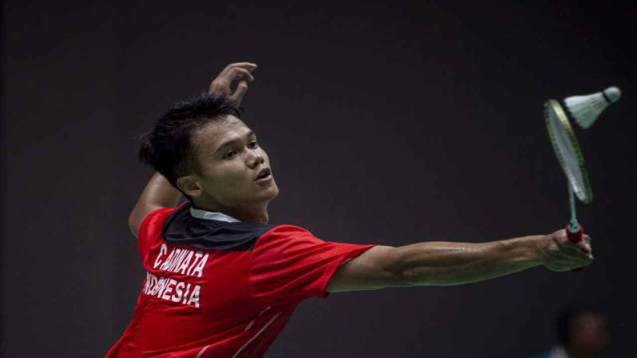Pebulu tangkis tunggal putra Indonesia Christian Adinata mengembalikan kok ke arah kompatriotnya Chico Aura Dwi Wardoyo saat final bulu tangkis tunggal putra SEA Games 2023 di Badminton Hall, Morodoc Techo National Stadium, Phnom Penh, Kamboja, Selasa (16/5/2023). ANTARA FOTO/M Agung Rajasa/rwa.