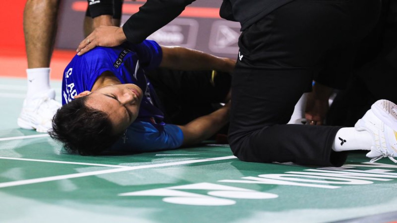 Christian Adinata mendapat perawatan dari tim medis setelah mengalami cedera lutut kiri saat melakoni laga semifinal Malaysia Masters 2023 melawan pebulu tangkis India Prannoy H. S di Axiata Arena, Kuala Lumpur, Sabtu (27/5/2023). (ANTARA/HO-PBSI)