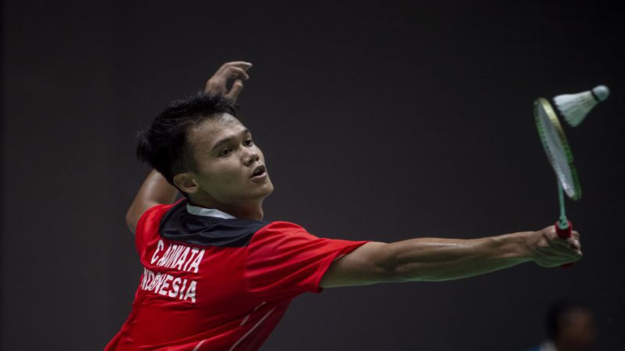 Arsip - Pebulu tangkis tunggal putra Indonesia Christian Adinata mengembalikan kok ke arah kompatriotnya Chico Aura Dwi Wardoyo saat final bulu tangkis tunggal putra SEA Games 2023 di Badminton Hall, Morodoc Techo National Stadium, Phnom Penh, Kamboja, Selasa (16/5/2023). ANTARA FOTO/M Agung Rajasa/rwa.