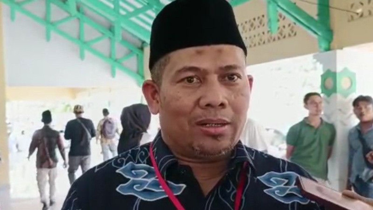 Kepala Seksi Penyelenggaraan Haji dan Umrah Kemenag Kabupaten Cirebon Yuto Nasikin memberi keterangan kepada media di Cirebon, Jawa Barat, Rabu (31/5/2023). (FOTO ANTARA/Khaerul Izan)