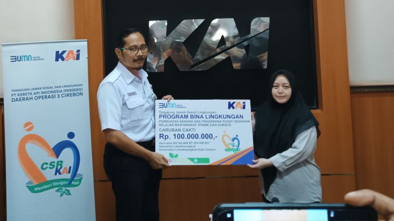 Vice President PT KAI Daop 3 Cirebpn Dicky Eka Priandana (kiri) menyerahkan bantuan secara simbolis di Cirebon, Jawa Barat, Rabu (31/5/2023). (ANTARA/Khaerul Izan)