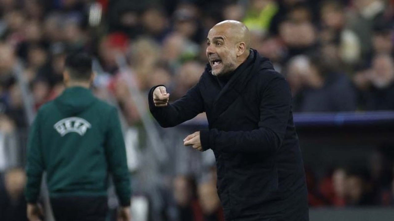 Pelatih Manchester City Pep Guardiola memberikan intruksi ke pemain asuhannya saat menghadapi Bayern Munchen dalam pertandingan sepak bola leg kedua Perempat Final Liga Champions di Allianz Arena​​​​​, Munich, Jerman, Kamis (20/4/2023) dini hari.  Pertandingan berakhir imbang dengan skor 1-1 namun Manchester City mengantongi agregat gol 4-1 sehingga lolos semi final. ANTARA FOTO/Reuters/​​​​​​​Heiko Becker/nym.