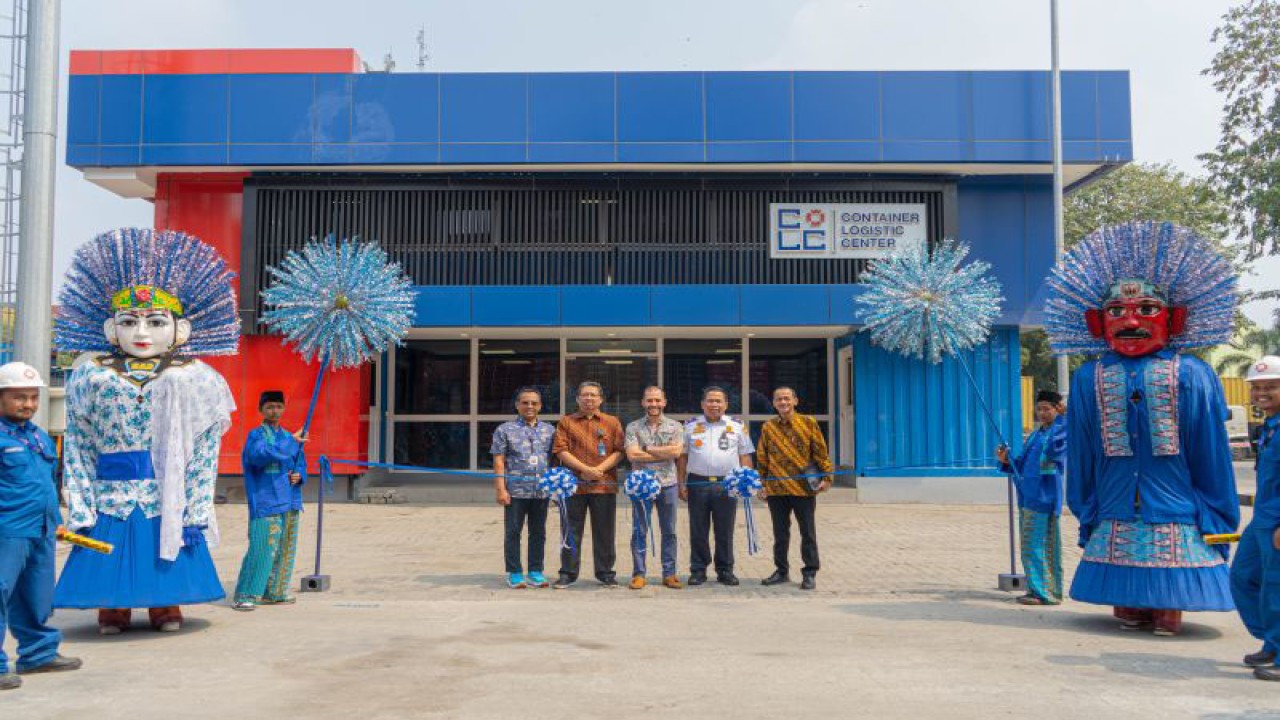 Dari kiri ke kanan: General Manager CLC Yudy Winarsyah, Direktur Utama PT IPC Terminal Peti Kemas Guna Mulyana, CEO Meratus Farid Belbouab, Kepala Otoritas Pelabuhan Tanjung Priok Subagyo, dan Direktur Corporate Communications Meratus Slamet Raharjo dalam pembukaan CLC Meratus KBN Cakung di Jakarta, Kamis (25/05/2023). (ANTARA/HO-Meratus)