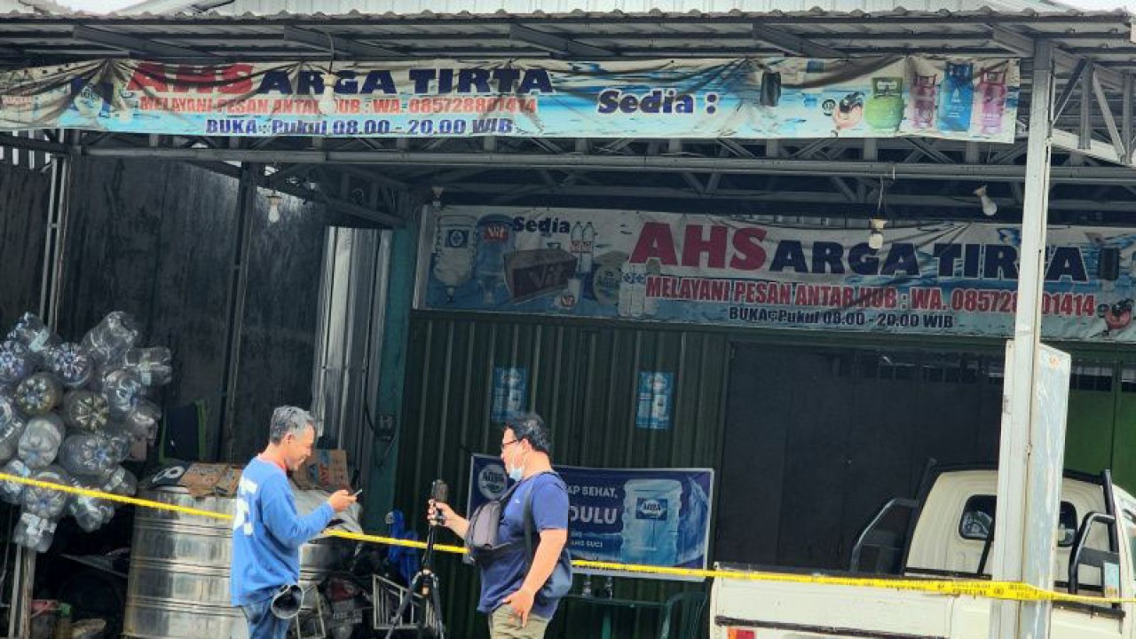 Tempat usaha isi ulang air minum di Jalan Mulawarman Raya, Kota Semarang, Selasa, tempat lokasi kejadian pembunuhan yang dimutilasi dan jasadnya dicor beton. (ANTARA/ I.C.Senjaya)
