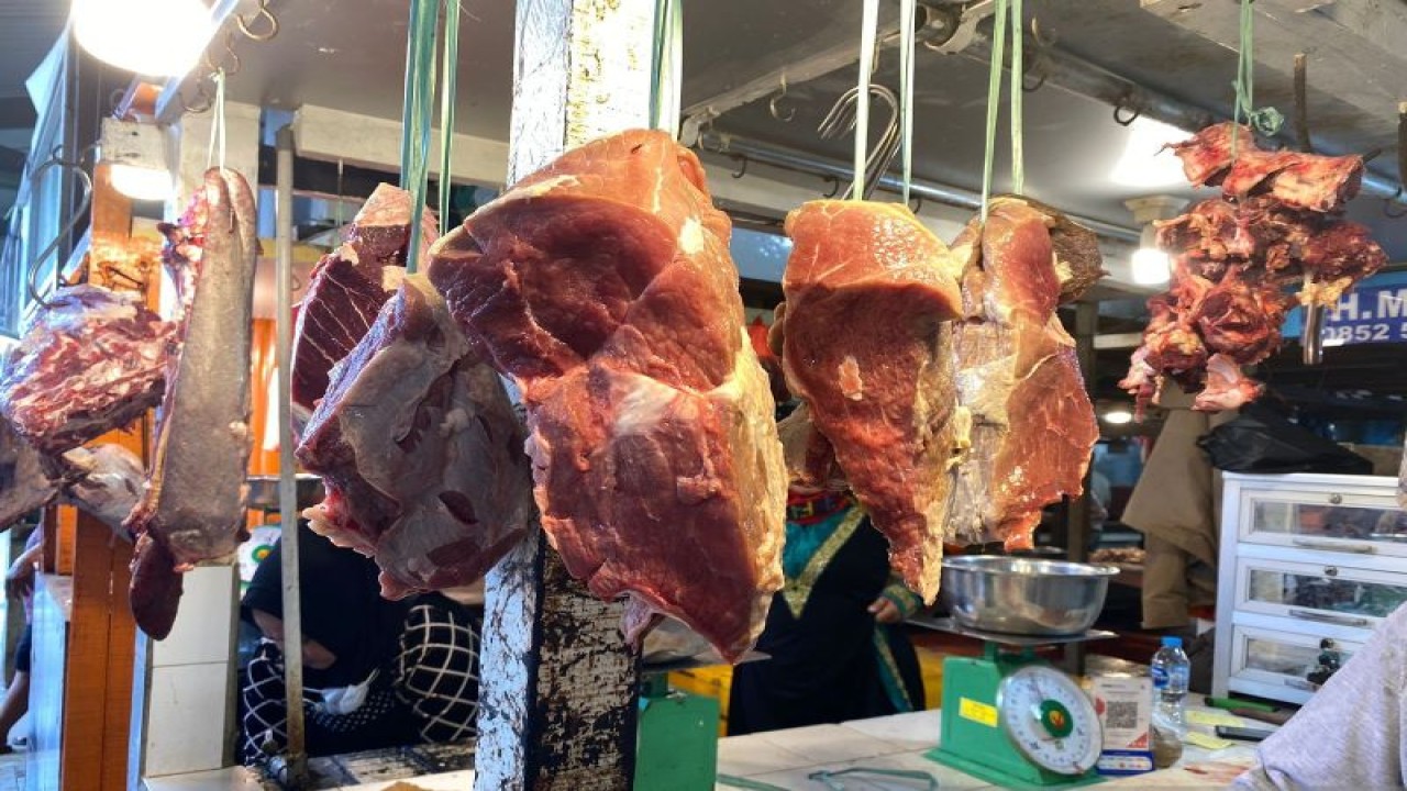 Daging sapi segar yang dijual di Pasar Flamboyan Pontianak, Kalbar. ANTARA/Damara