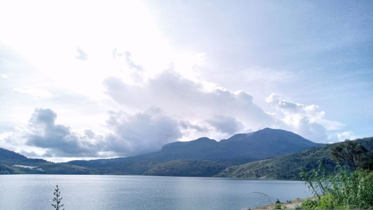 Penampakan objek wisata Danau Talang di Kecamatan Danau Kembar, Kabupaten Solok, Sumatera Barat (ANTARA/Laila Syafarud)