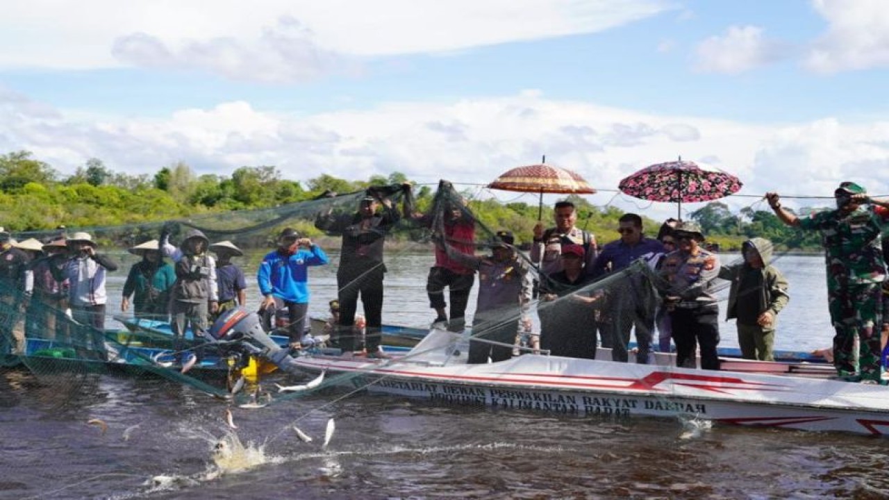 Bupati Kapuas Hulu Fransiskus Diaan bersama Kapolda Kalbar, Ketua Komisi V DPR RI dan sejumlah pejabat bersama masyarakat melakukan panen raya ikan di Danau Lindung Desa Teluk Aur Kecamatan Bunut Hilir wilayah Kabupaten Kapuas Hulu Kalimantan Barat, Minggu (7/5/2023). ANTARA/HO-Prokopim Setda Kapuas Hulu. (Teofilusianto Timotius)