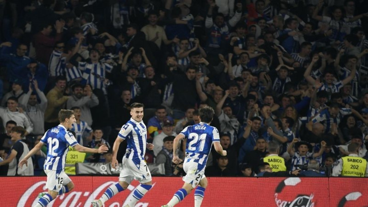 Selebrasi Ander Barrenetxea (tengah) setelah mencetak gol kedua untuk Real Sociedad dalam pertandingan Liga Spanyol lawan Real Madrid di Reale Arena pada 3 Mei 2023. ANTARA/AFP/ANDER GILLENEA