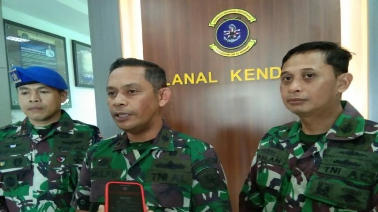 Komandan Pangkalan TNI Angkatan Laut (Lanal) Kendari Kolonel Laut (P) Abdul Kadir Mulku Zahari (tengah) saat diwawancara usai melantik Kapten Laut (PM) Muhammad Suyadin Syah Sidin sebagai Dandenpom Lanal Kendari, di Kendari, Selasa (2/5/2023). ANTARA/Harianto.