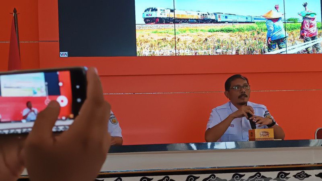 Kepala Daop 3 Cirebon Dicky Eka Priandana memberi keterangan terkait perubahan jadwal keberangkatan dan kedatangan kereta api di Cirebon, Jawa Barat, Senin (22/5/2023). (ANTARA/Khaerul Izan)