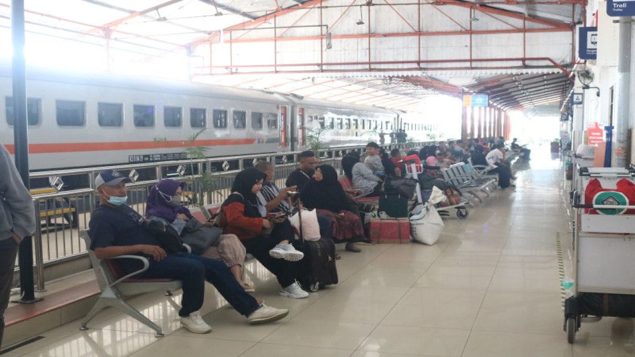 Ribuan penumpang hendak naik KA tambahan dari Stasiun Madiun pada masa arus balik Lebaran 2023, Rabu (3 /5/2023) yang operasionalannya diperpanjang hingga 7 Mei 2023. ANTARA/HO-Humas Daop 7 Madiun