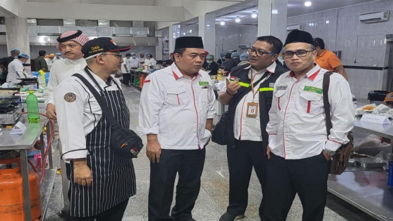 Kepala Daker Makkah Khalilurrahman saat memberikan arahan pada praktik memasak menu nusantara, di Mekkah, Selasa (23/5). ANTARA/HO-MCH 2023