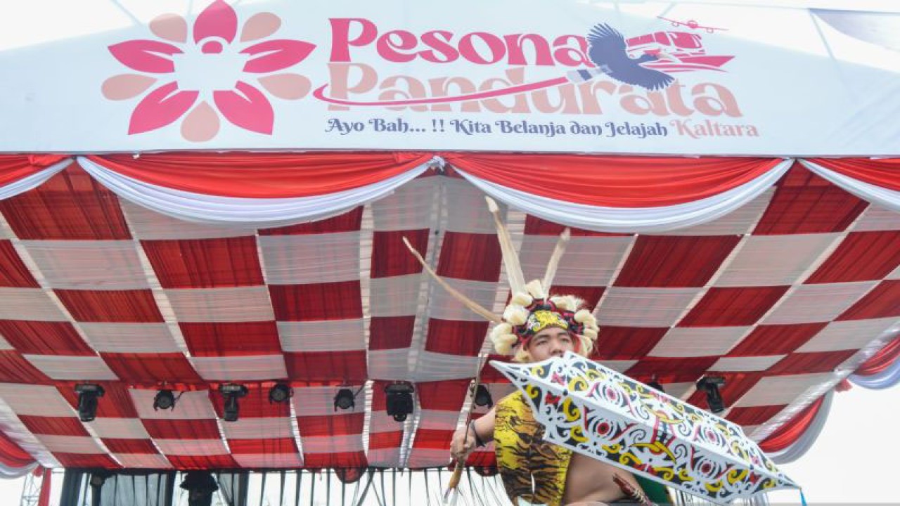 Ilustrasi - Pria Dayak menari di panggung peluncuran Gerakan Nasional Bangga Buatan Indonesia (BBI) dan Bangga Berwisata di Indonesia (BBWI) di Tanjung Selor, 20 Mei 2023. (Muh. Arfan)