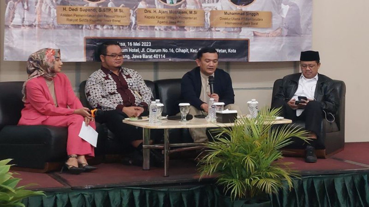 Asisten Pemerintahan dan Kesejahteraan Rakyat Setda Provinsi Jawa Barat (Jabar) Dedi Supandi (kedua kanan) pada Diskusi Galang Aspirasi Politik (Gaspol) Edisi VI "Pemerintah Teratur, Ibadah Haji 2023 Insha Allah Mabrur", yang diadakan oleh PWI Pokja Gedung Sate Bandung, di Kota Bandung, Selasa (16/5/2023). (ANTARA/Ajat Sudrajat)
