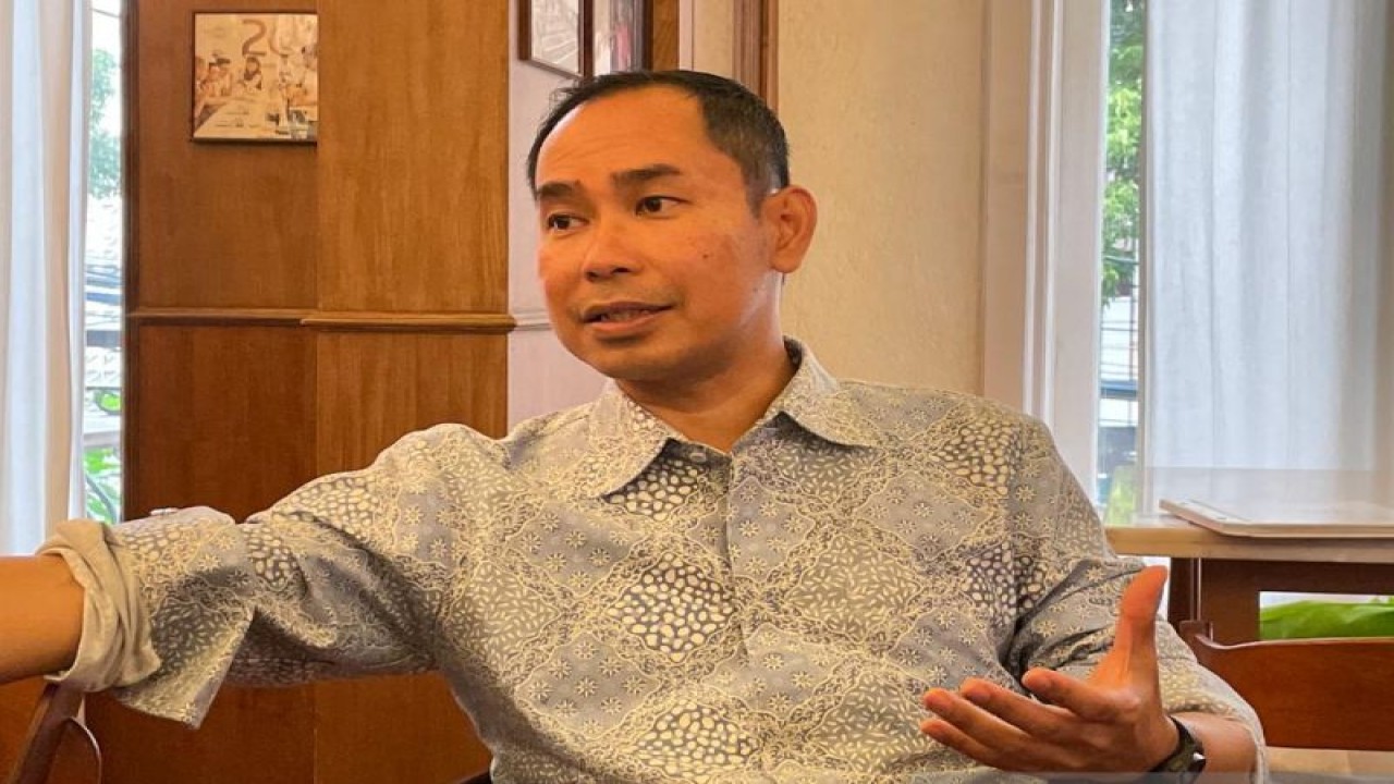 Direktur Perlindungan WNI dan BHI Kemlu RI Judha Nugraha berbincang dengan beberapa media di Jakarta, Selasa (30/5/2023). (ANTARA/Yashinta Difa)
