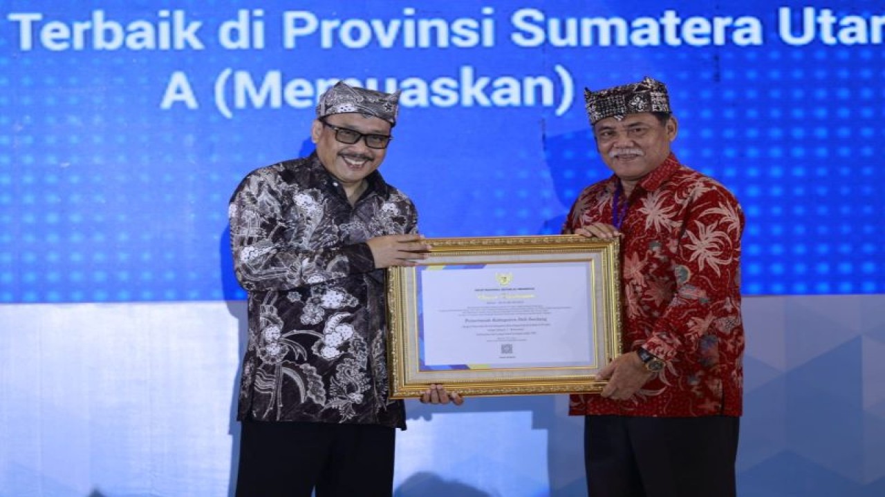 Kepala Arsip Nasional, Drs Imam Gunarto MHum (kiri) menyerahkan piagam penghargaan kepada Wakil Bupati Deli Serdang, HM Ali Yusuf Siregar. (ANTARA/HO)