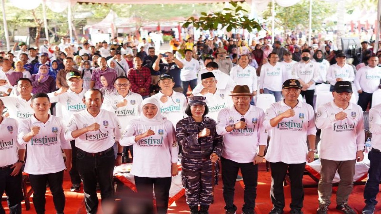 Gubernur Jawa Timur Khofifah Indar Parawansa (keempat dari kiri), Anggota Dewan Energi Nasional (DEN) Satya Widya Yudha (ketiga dari kiri), dan Bupati Trenggalek Mochamad Nur Arifin (kedua dari kiri) saat menghadiri Festival Mangrove Jawa Timur Ke-4 di Pantai Cengkrong, Desa Karanggandu, Kecamatan Watulimo, Kabupaten Trenggalek, Jawa Timur, Sabtu (27/5/2023). ANTARA/HO-DEN