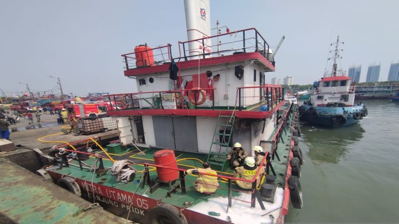 Kapal Motor Mitra Usaha 05 bersandar di dermaga barat Pelabuhan Perikanan Nizam Zachman Muara Baru, Penjaringan, Jakarta Utara, Kamis (25/5/2023). ANTARA/Abdu Faisal