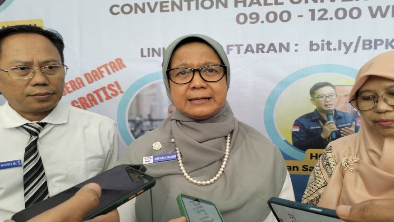 Kepala Badan Pengawasan Keuangan dan Pembangunan (BPKP) perwakilan Sumatera Barat (Sumbar) Dessy Adin saat diwawancarai awak media massa di Padang, Selasa, (9/5). ANTARA/Muhammad Zulfikar.