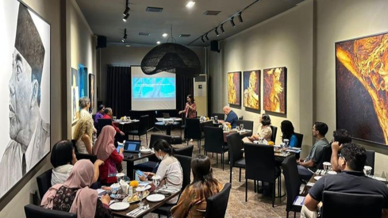 Direktur Program SFP Indonesia, Dessy Anggraeni saat memberi pemaparan kepada pemangku kepentingan perikanan kakap dan kerapu di Denpasar, Provinsi Bali, Selasa (30/5/2023). (FOTO ANTARA/HO-SFP Indonesia)