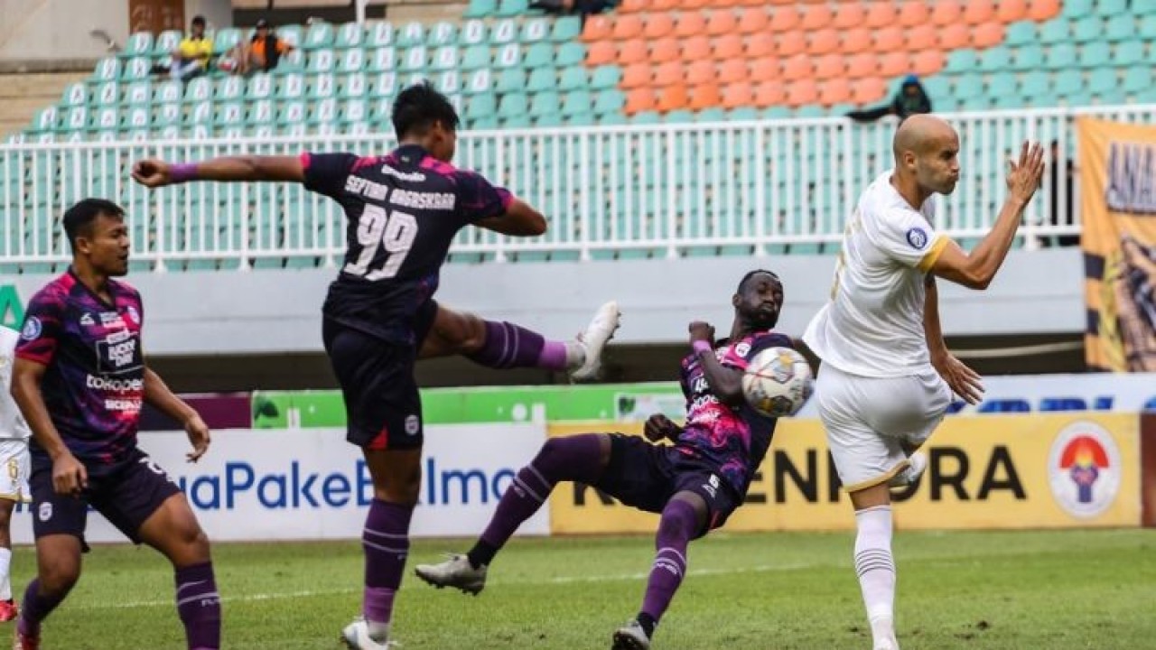Arsip - Pesepak bola Dewa United Risto Mitrevski (kanan) menghadang bola yang ditendang pesepak bola Rans Nusantara FC Septian Bagaskara (kedua kiri) pada pertandingan BRI Liga 1 di Stadion Pakansari, Cibinong, Kabupaten Bogor, Jawa Barat, Minggu (5/3/2023). Dewa United mengalahkan Rans Nusantara FC dengan skor 1-0. ANTARA FOTO/Asprilla Dwi Adha/tom.