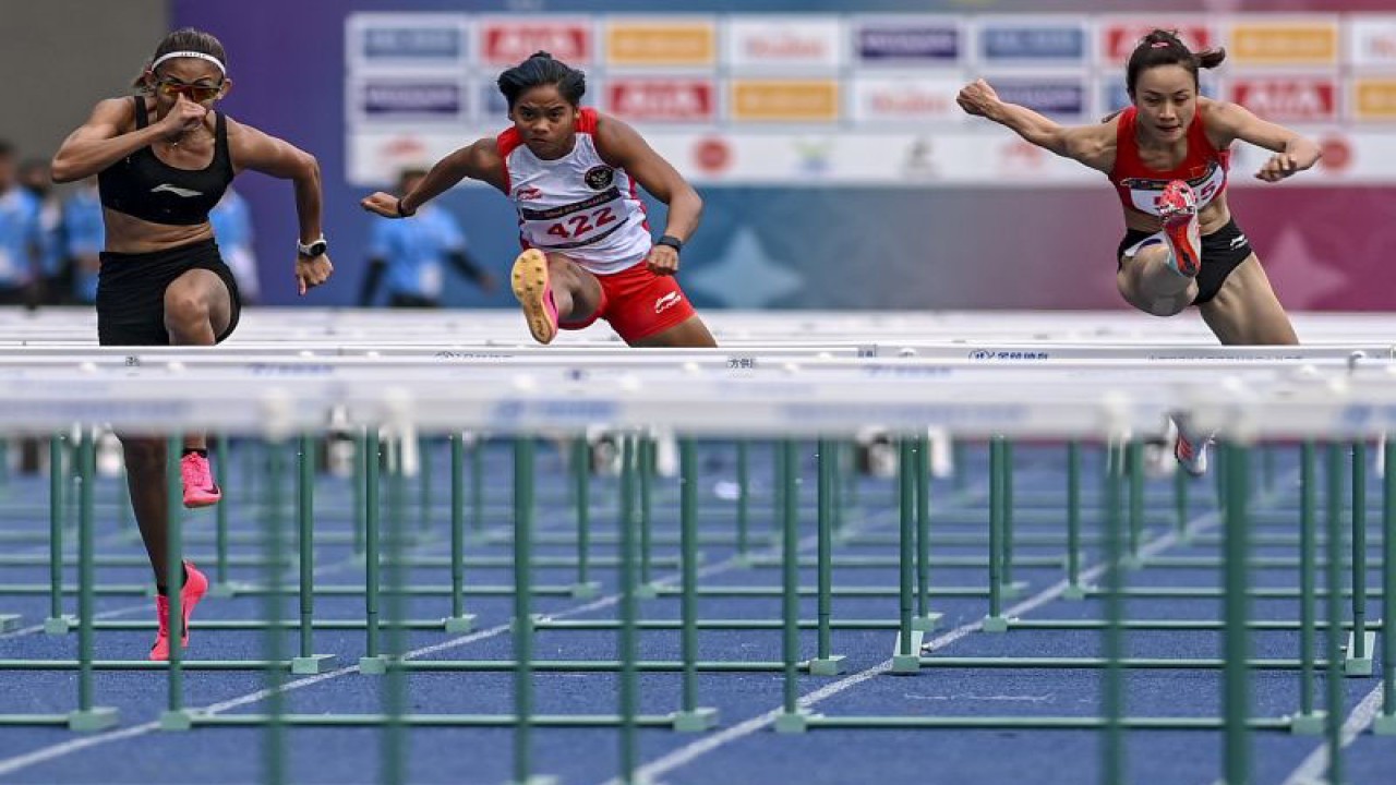 Pelari Indonesia Dina Aulia (tengah) dan Emilia Nova (kiri) beradu cepat dengan pelari Vietnam Huynh Thi My Tien (kanan) babak final nomor lari gawang 100 meter putri SEA Games 2023 di Stadion Morodok Techo National Stadium, Phom Penh, Kamboja, Rabu (10/5/2023). ANTARA FOTO/Muhammad Adimaja/aww. (ANTARA FOTO/MUHAMMAD ADIMAJA)