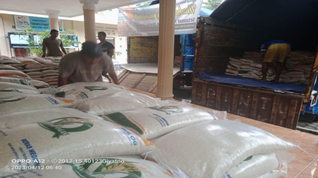 Dinas Sosial Kulon Progo mendistribusikan cadangan beras pemerintah. (ANTARA/HO-Dokumen Istimewa)