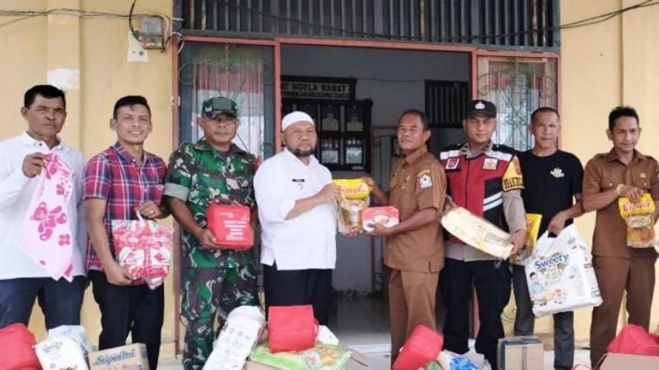 Dinas Sosial menyalurkan bantuan masa panik korban banjir di Kecamatan Woyla Barat, Kabupaten Aceh Barat, Jumat (12/5/2023). (ANTARA/HO-Dok Pemkab Aceh Barat)