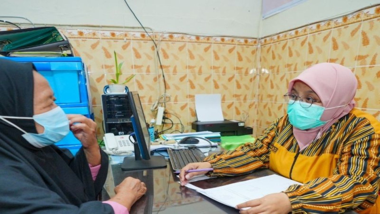 Petugas Dinkes Kota Madiun melakukan pemeriksaan kesehatan sekaligus memberikan vaksin meningitis bagi calon Jamaah Haji (CJH) asal daerah setempat sebagai rangkaian persiapan keberangkatan mereka untuk menjalani ibadah haji tahun 1444 H/2023. ANTARA/HO-Diskominfo Kota Madiun