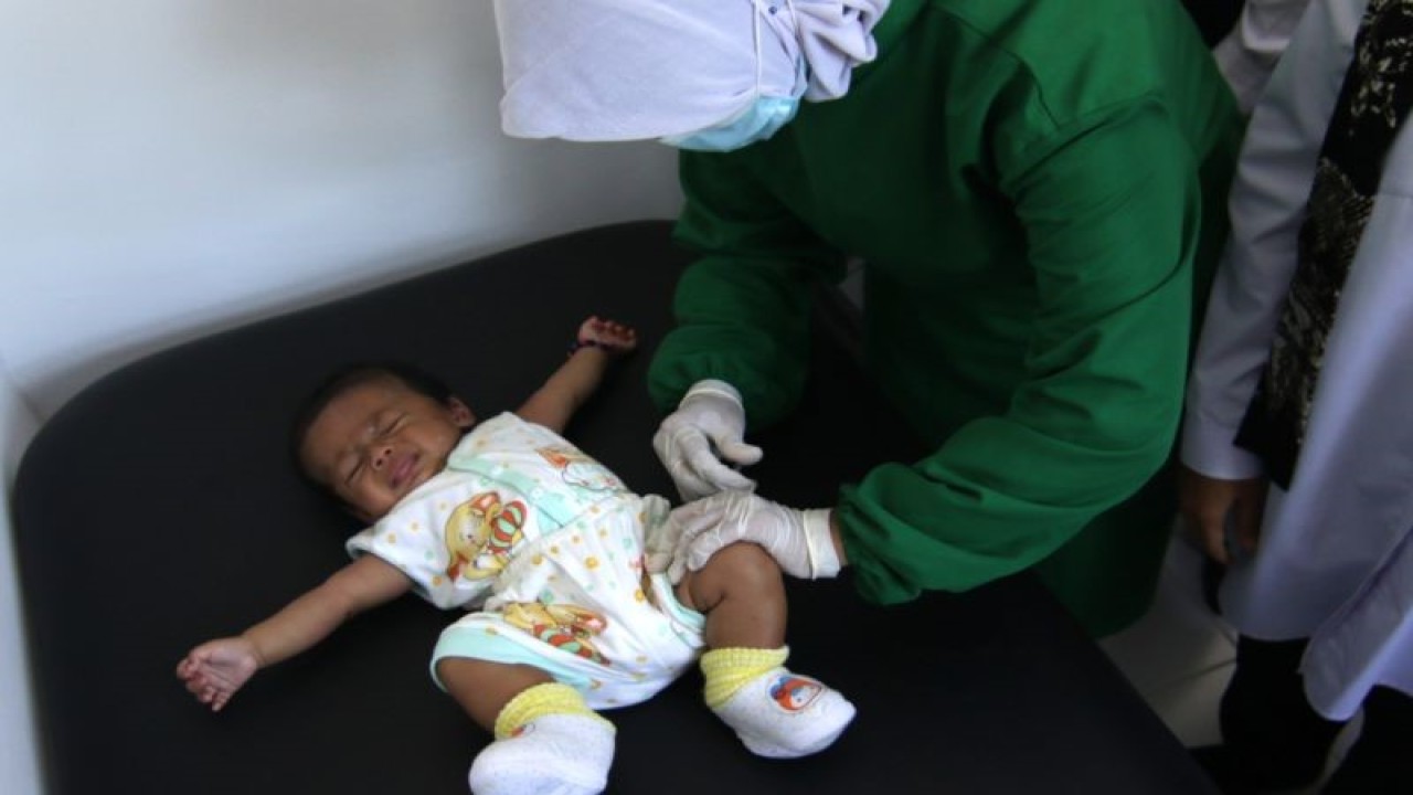 Seorang anak mendapatkan suntikan vaksin DPT (Difteri, pertusis dan tetanus) di Puskesmas Pembantu Desa Bomo, Banyuwangi, Jawa Timur, Rabu (5/5/2021). ANTARA FOTO/Budi Candra Setya/foc. (ANTARA FOTO/BUDI CANDRA SETYA)