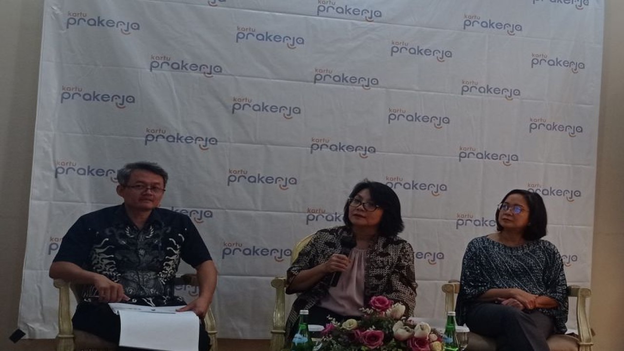Direktur Eksekutif Kartu Prakerja Denni Puspa Purbasari (tengah) dalam Konferensi Pers, di Jakarta, Rabu (31/5/2023). ANTARA/Sanya Dinda