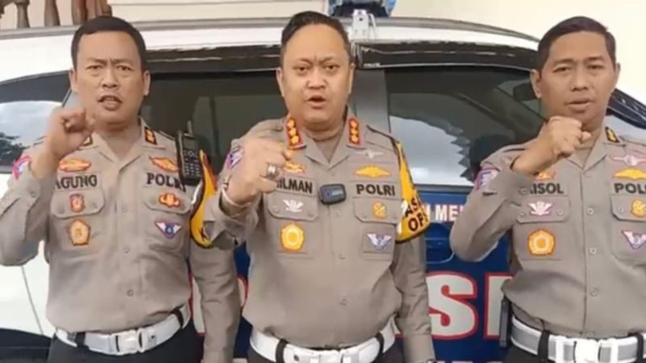 Direktur Lalu Lintas Polda Sumbar Kombes Pol Hilman Wijaya (tengah). ANTARA/Mario Sofia Nasution.