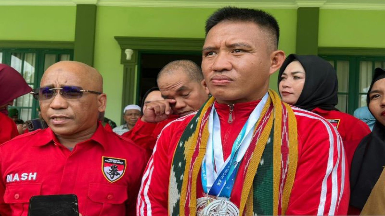 Atlet kempo Indonesia Sertu Dirhamsyah (kanan) usai diwawancara di Kendari, Senin (8/5/2023) (ANTARA/Harianto)