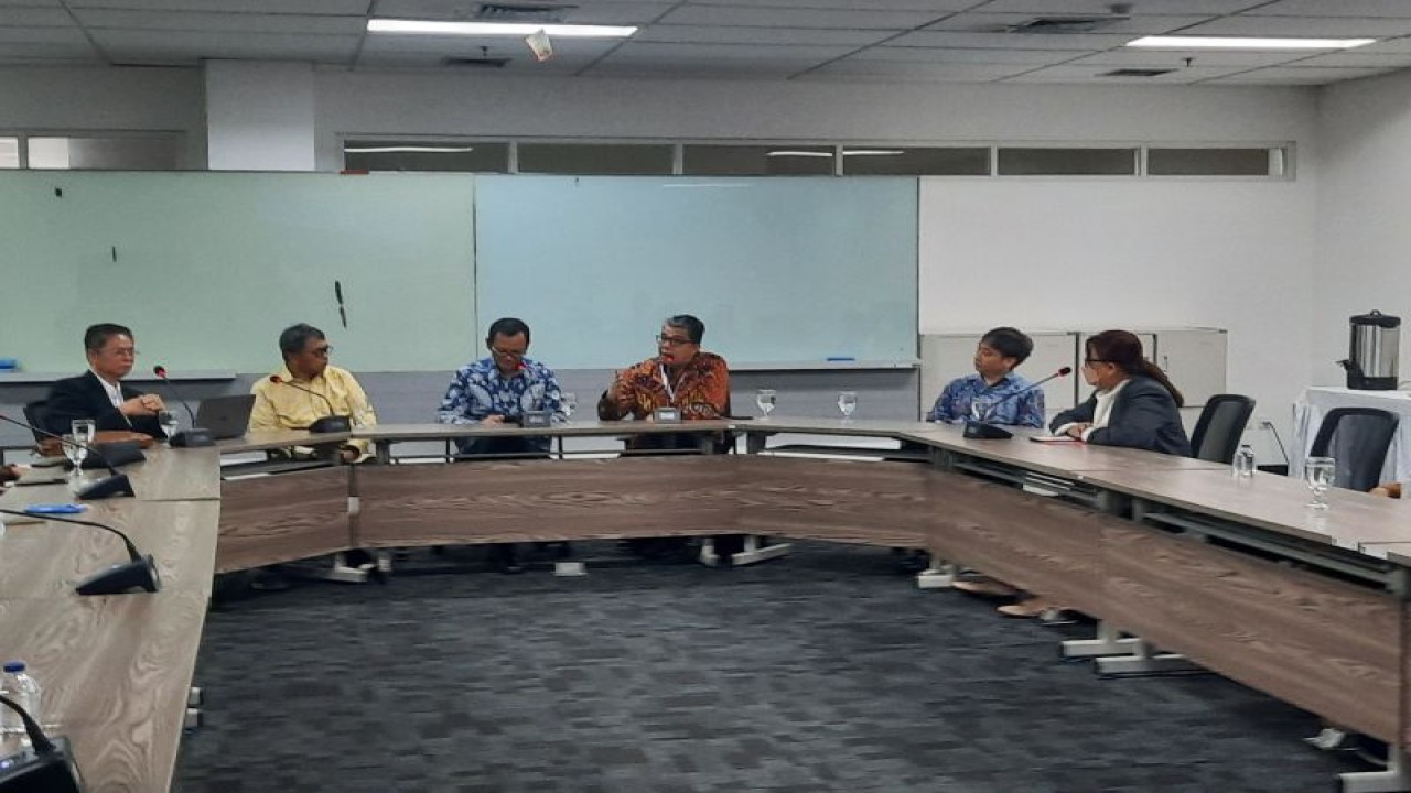 Plt. Dirjen Pendidikan Tinggi Kementerian Pendidikan, Kebudayaan, Riset dan Teknologi Prof.Nizam (tengah baju biru) ketika memberikan keterangan kepada wartawan.(ANTARA/Foto: Feru Lantara)