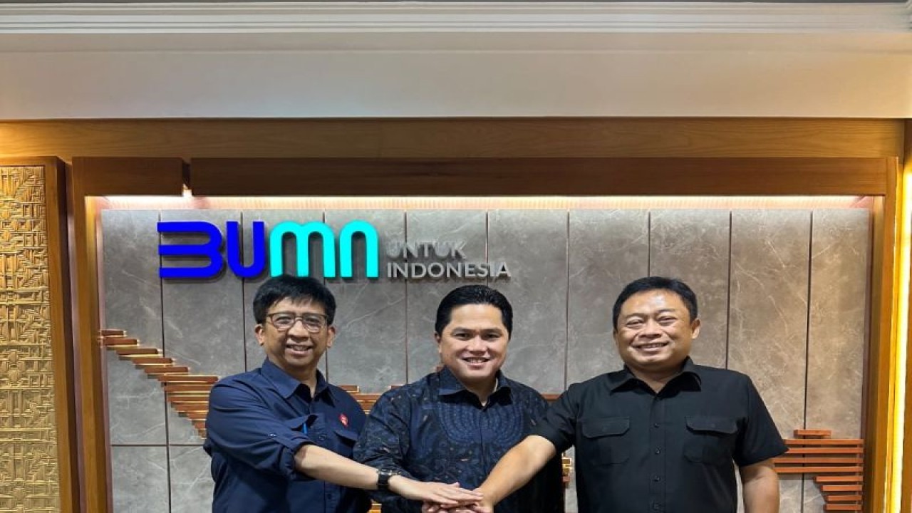 Dirut PT Telkom Ririek Adriyansah (kanan) bersama Menteri BUMN Erick Thohir (tengah). ANTARA/HO