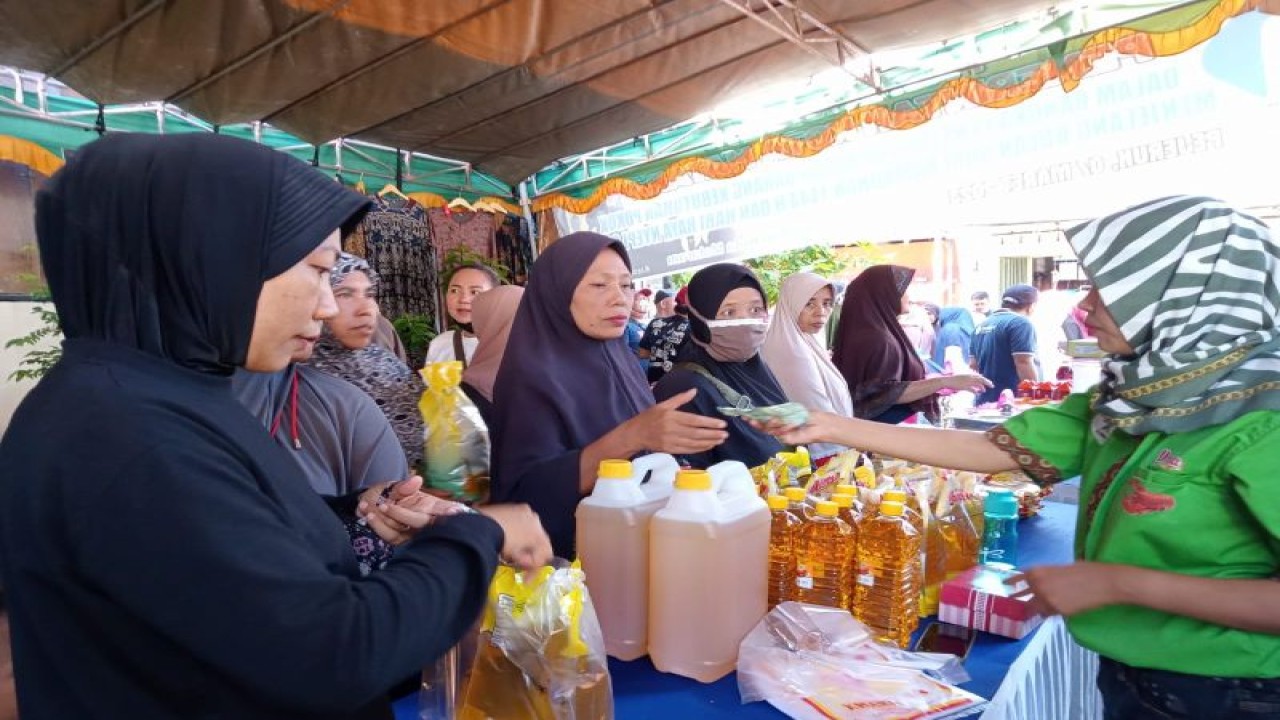 Dokumen: Warga Kota Mataram serbu minyak goreng murah Rp14.000 per liter dalam kegiatan Pasar Rakyat, Selasa (7/3-2023), yang digelar Dinas Perdagangan Kota Mataram, Provinsi Nusa Tenggara Barat, di Kantor Lurah Pejeruk Ampenan, dalam rangka penyambut bulan Ramadan 1444 Hijriah dan Hari Raya Nyepi 2023. (ANTARA/Nirkomala)