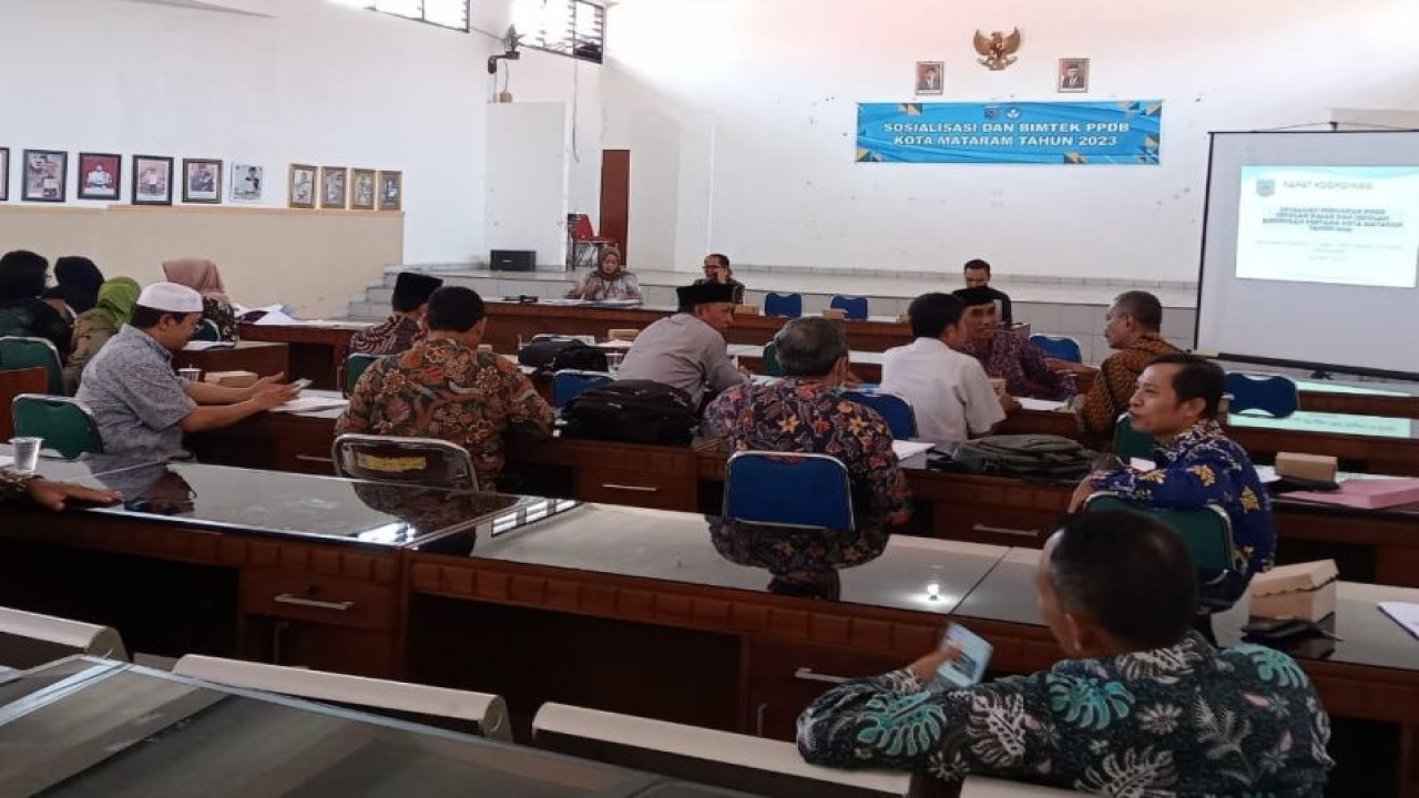 Kegiatan sosialisasi penerimaan peserta didik baru (PPDB) tahun ajaran 2023/2024 tingkat SMP di aula Dinas Pendidikan (Disdik) Kota Mataram, Provinsi Nusa Tenggara Barat. (ANTARA/Nirkomala)