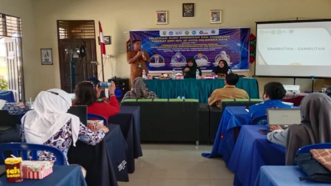 Sekretaris Disdik Kota Palangka Raya Aprae Vico Ranan memberikan sambutan kegiatan Pelatihan Guru Bimbingan dan Konseling tingkat SMP/Mts se-Kota Palangka Raya, kemarin. ANTARA/HO-Disdik Kota Palangka Raya