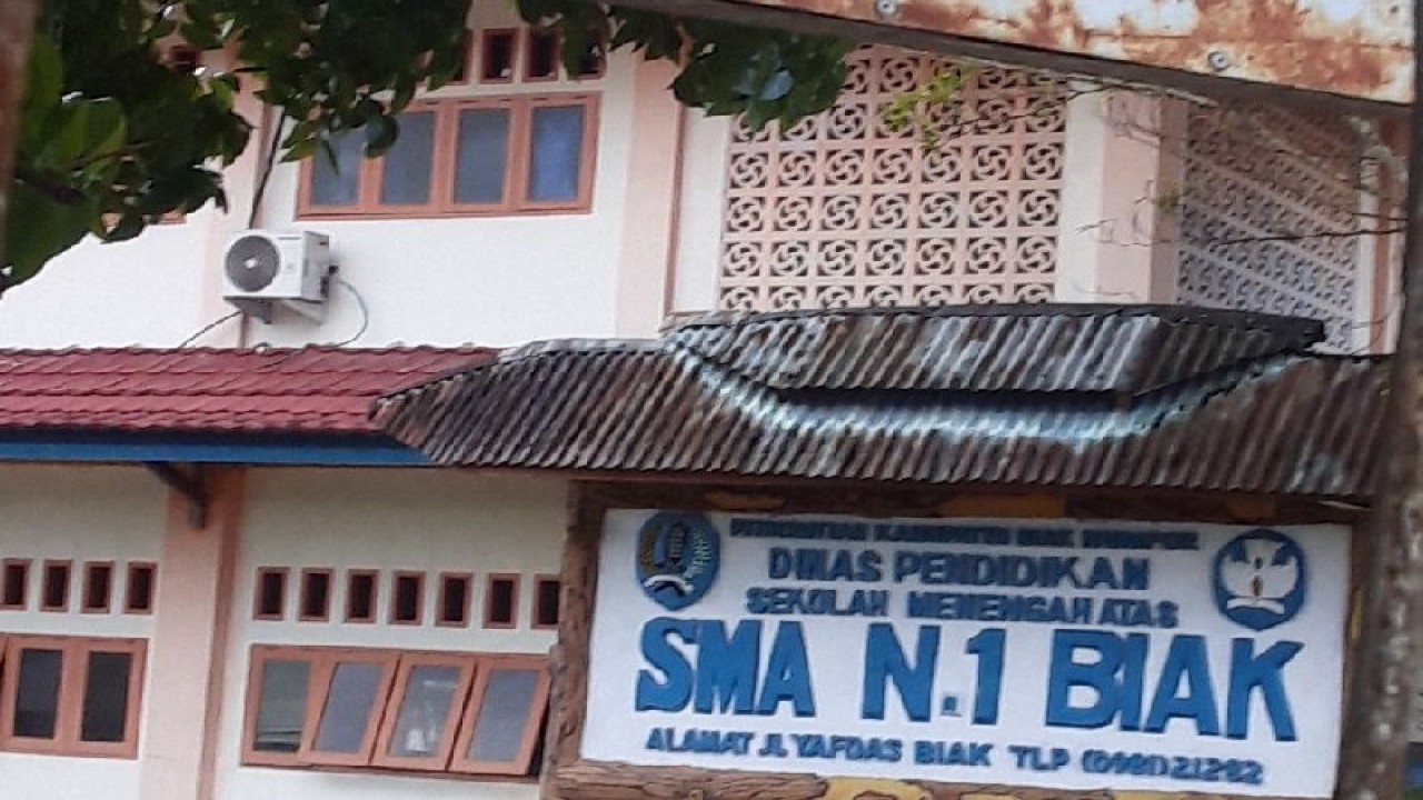 Gedung sekolah SMA Negeri 1 Biak, Papua di Jalan Raya Sorido Distrik Biak Kota mulai tahun ajaran baru 2023/2024 menerapkan keuangan digital untuk semua jenis anggaran sekolah. (ANTARA/Muhsidin)