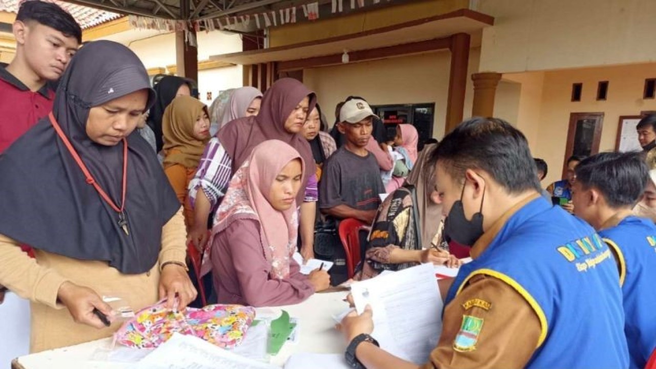 Warga Desa Muara Bakti, Kecamatan Babelan memanfaatkan layanan keliling permohonan dokumen kependudukan oleh Disdukcapil Kabupaten Bekasi, Jawa Barat dj halaman kantor desa setempat, Selasa (23/5.2023). ANTARA/Pradita Kurniawan Syah