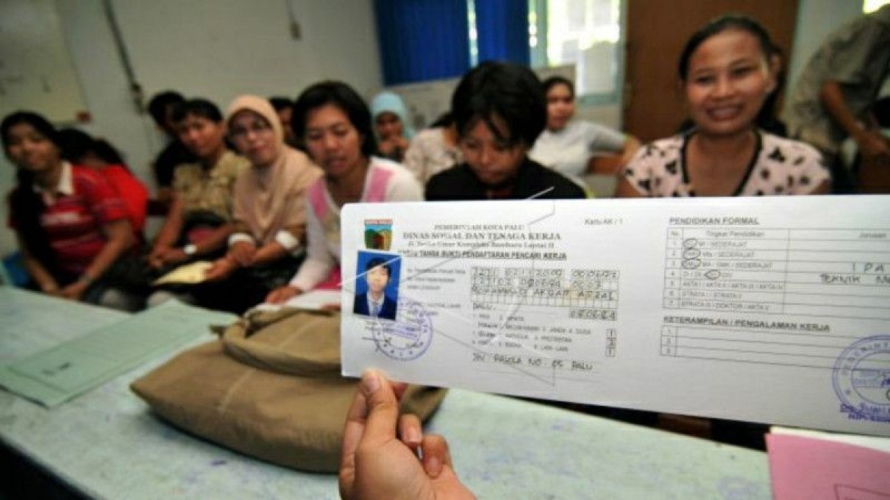Ilustrasi pencari kerja menanti verifikasi kartu pencari kerja di Kantor Dinas Sosial dan Tenaga Kerja Palu, Sulawesi Tengah. ANTARA FOTO/Basri Marzuki