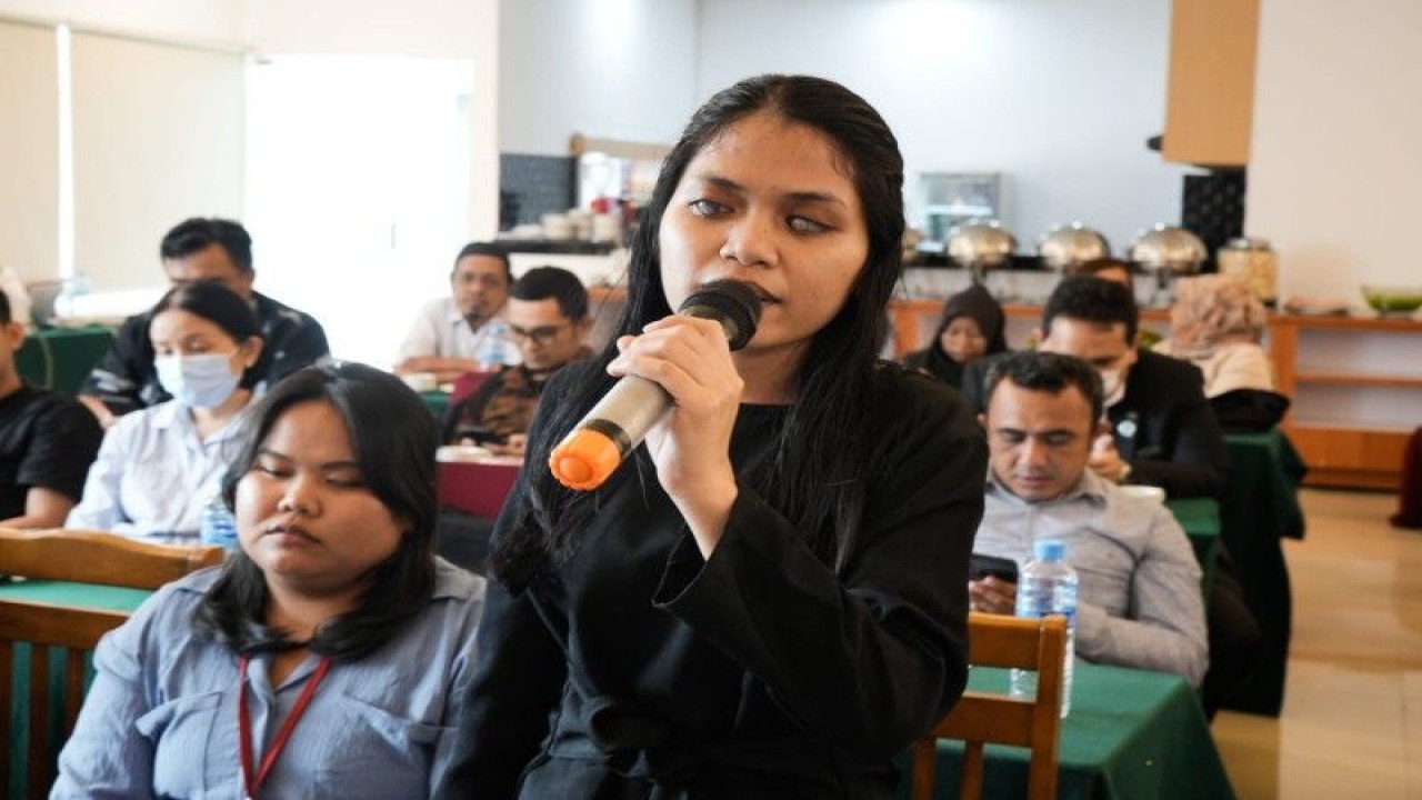 Penyandang disabilitas mengajukan pertanyaan saat sosialisasi unit layanan disabilitas ketenagakerjaan di Medan, Rabu (24/5/2023). (ANTARA/HO-Diskominfo Kota Medan)