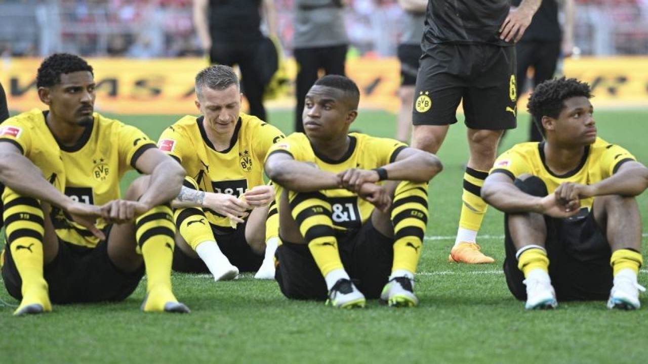 Ekpresi lesu para pemain Dortmund setelah mereka ditahan imbang Mainz 2-2 di Signal Iduna Park dan membuat mereka gagal menjuarai Bundesliga 2022/23 pada 27 Mei 2023. ANTARA/AFP/Sascha Schuermann