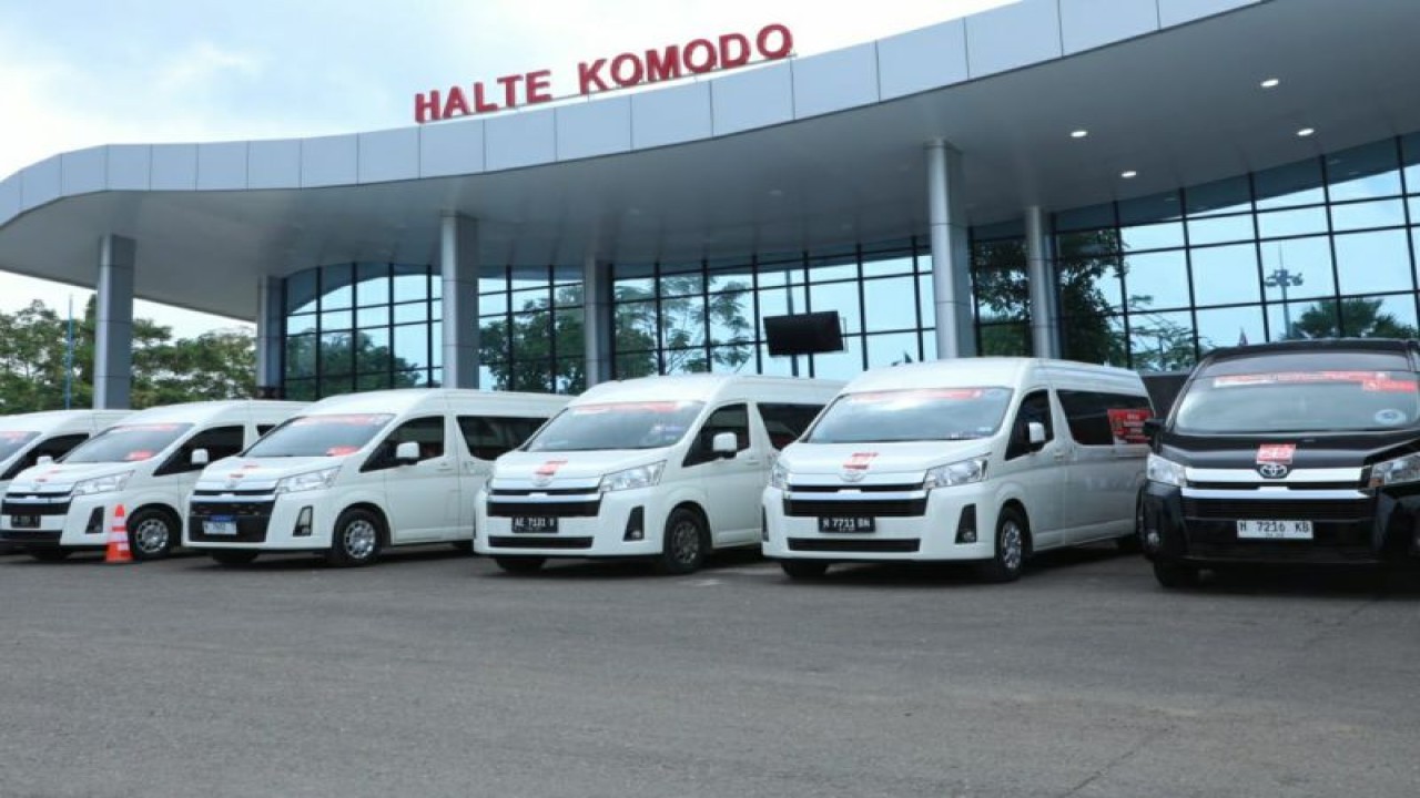 Sejumlah minibus yang disediakan Ditjen Perhubungan Darat Kemenhub mendukung kelancaran transportasi selama penyelenggaraan KTT ke-42 ASEAN di Labuan Bajo, NTT. ANTARA/HO-Humas Ditjen Perhubungan Darat