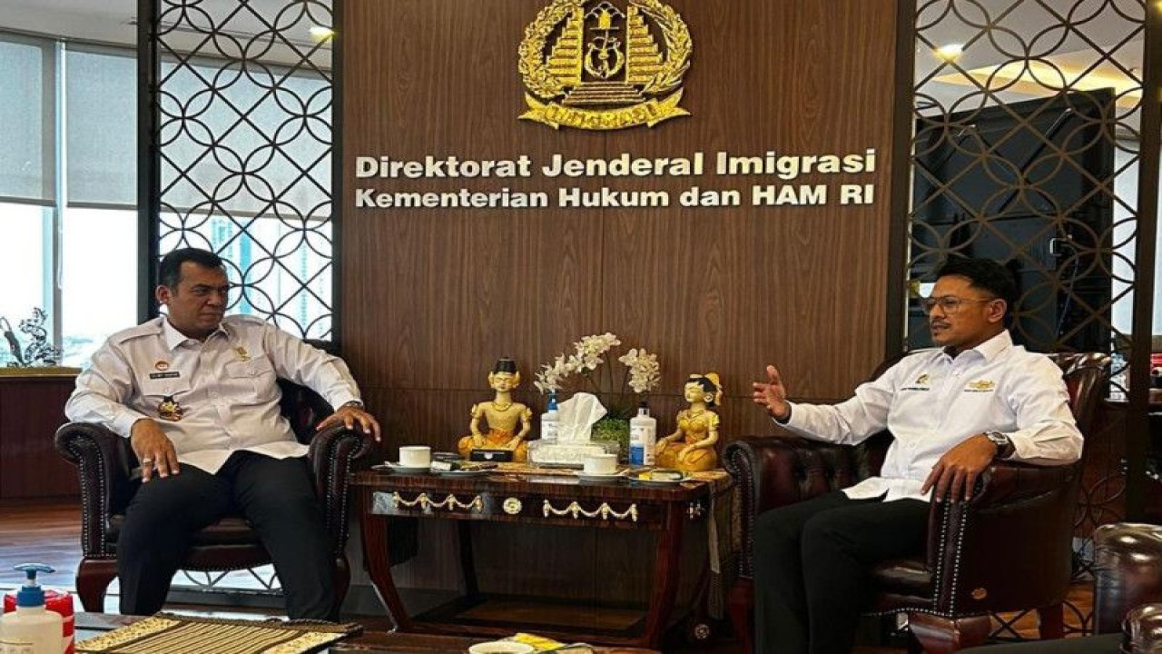 Direktur Jenderal (Dirjen) Imigrasi, Silmy Karim (kiri) dengan Ketua Umum INACA, Denon Prawiraatmadja saat mengadakan pertemuan di Jakarta. ANTARA/HO-INACA.