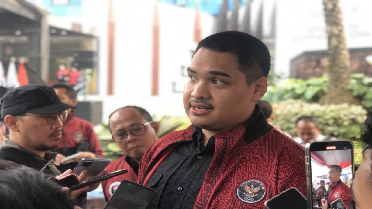 Menpora Dito Ariotedjo saat menemui awak media seusai mengukuhkan 599 atlet untuk SEA Games 2023 di Kamboja pada Selasa pagi (ANTARA/Zaro Ezza Syachniar)